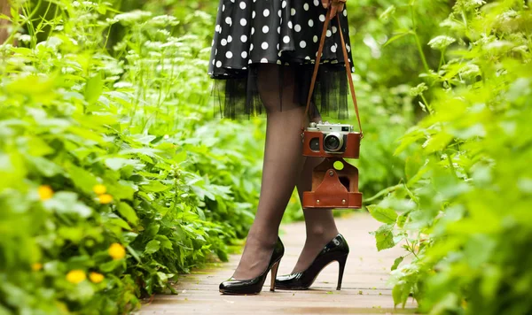Kamera ve kadın bacakları