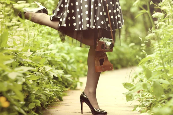 Kamera ve kadın bacakları