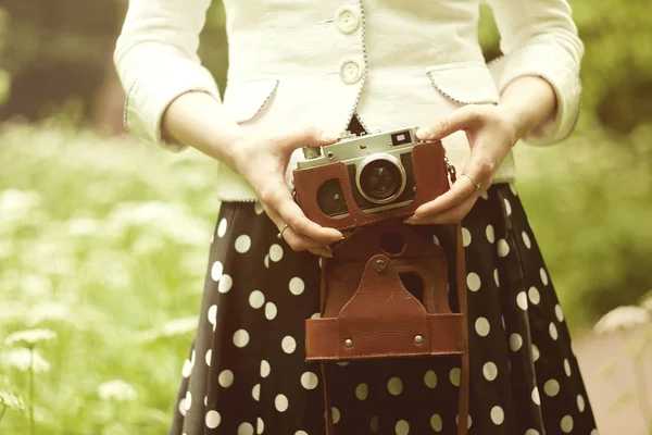 Kadın ve retro kamera — Stok fotoğraf