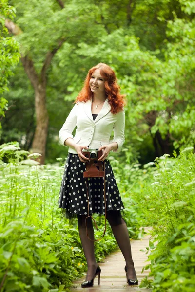 Kadın ve retro kamera