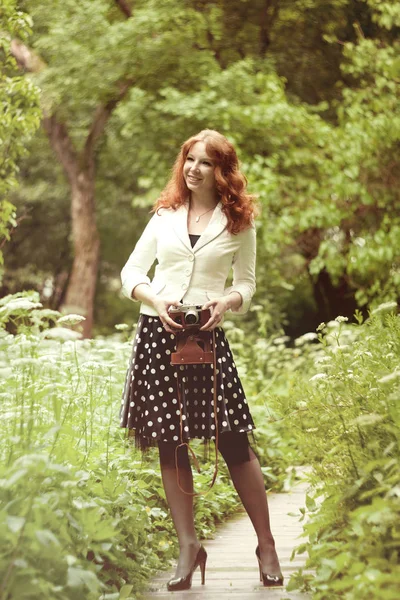 Vrouw met camera — Stockfoto