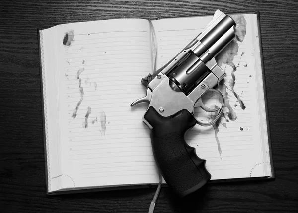Револьвер на столе — стоковое фото