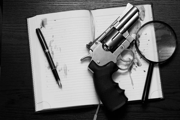 Revolver en notebook — Stockfoto