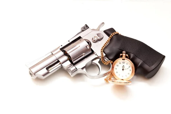 Revolver et une montre de poche — Photo