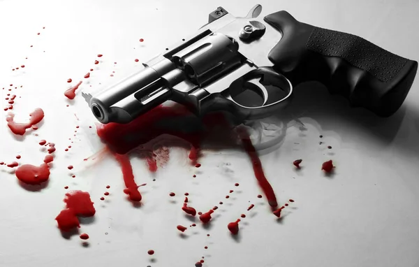 Revolver and blood — Stock Photo, Image