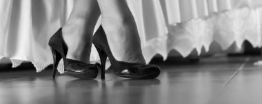 Ayak ve siyah ayakkabı