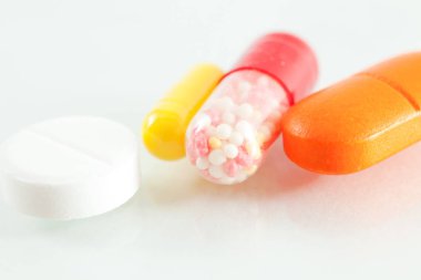 Beyaz tablet yakın çekim