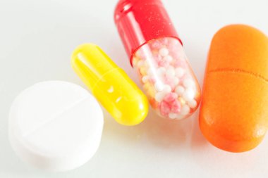 Beyaz tablet yakın çekim