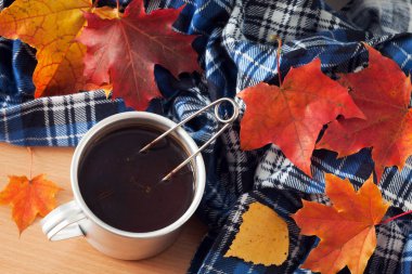 Çay ve sonbahar yaprakları