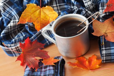 Çay ve sonbahar yaprakları