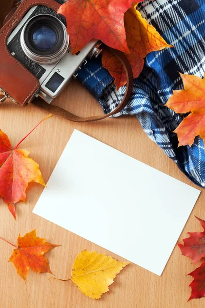 Kamera ve fotoğraf masada