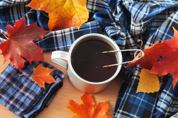 Çay ve sonbahar yaprakları