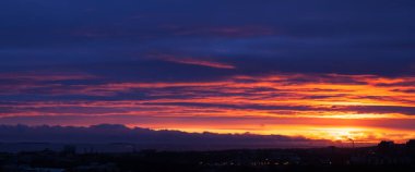 Sunrise güzel bulutlar ile