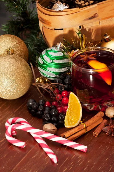 糖果和圣诞树装饰品 — 图库照片