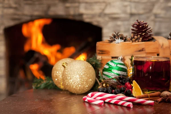 温热的酒和圣诞装饰品 — 图库照片