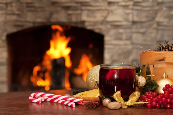 温热的酒和圣诞装饰品 — 图库照片