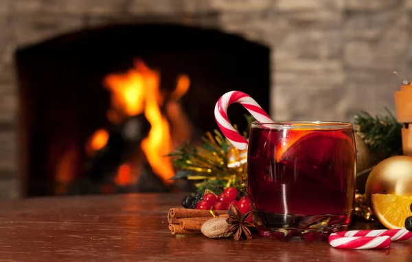 Şömine yakın mulled şarap