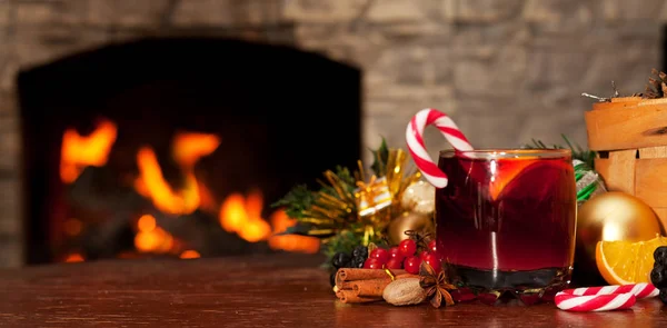 Glühwein in de buurt van de open haard Stockafbeelding