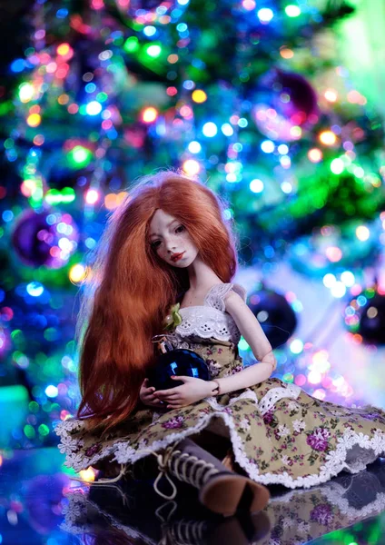 Boneka dengan bola Natal — Stok Foto