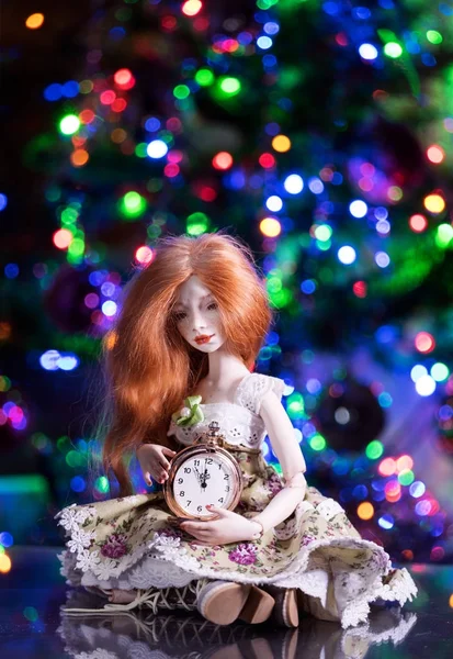 Boneka memegang jam — Stok Foto
