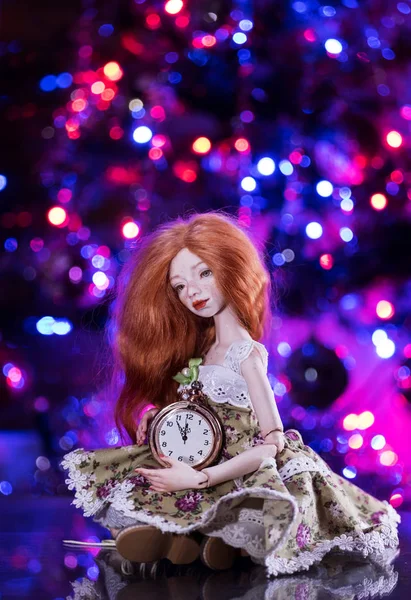 Boneka memegang jam — Stok Foto