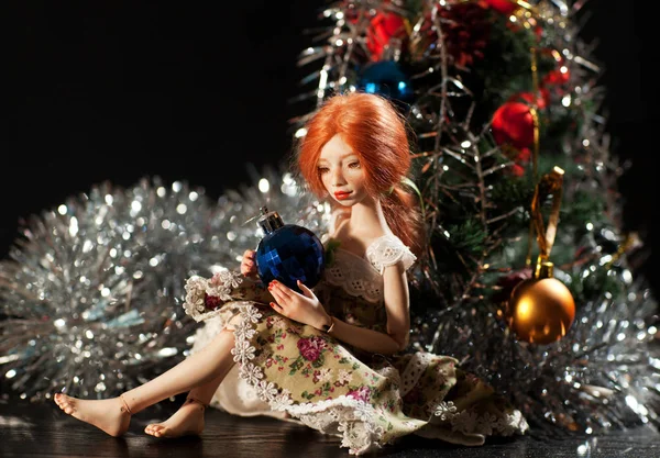 Puppe mit Weihnachtskugel — Stockfoto