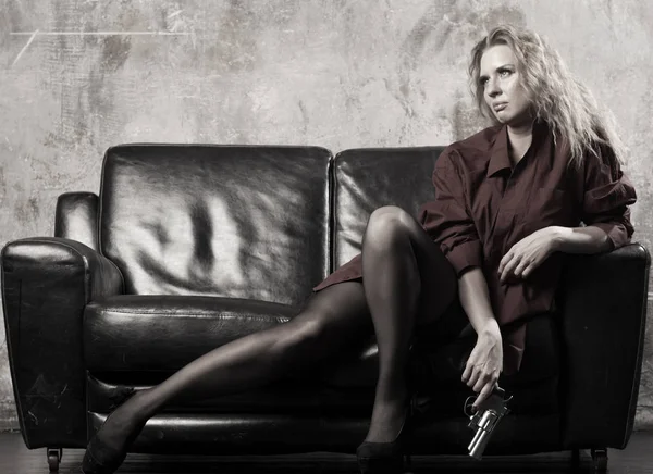 Donna con revolver — Foto Stock