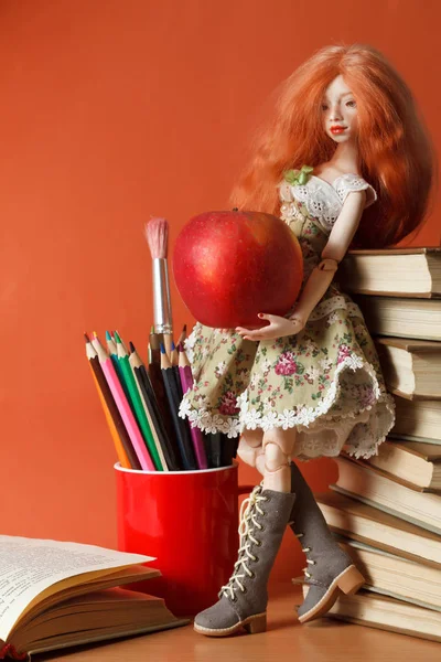 Boneca e maçã — Fotografia de Stock