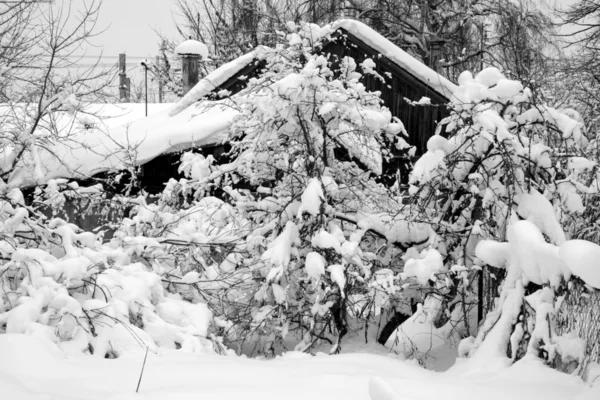 雪の中での村の家 — ストック写真