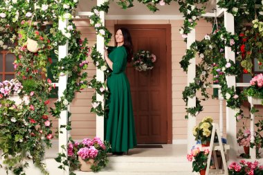 Çiçekli verandada kadın