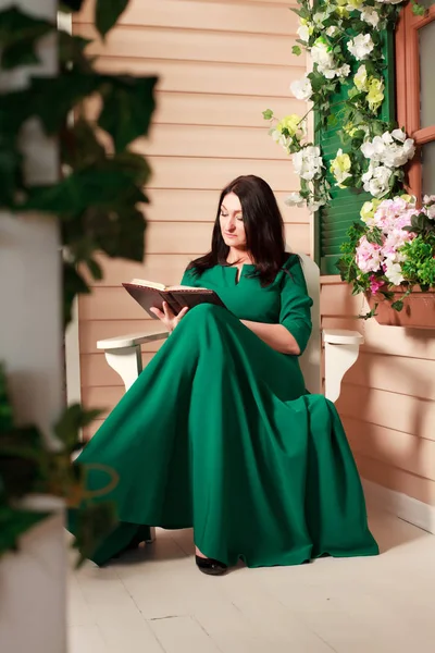 Mujer leyendo un libro en la terraza —  Fotos de Stock