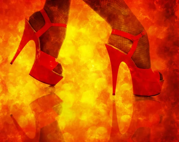 Rode vrouwen schoenen — Stockfoto