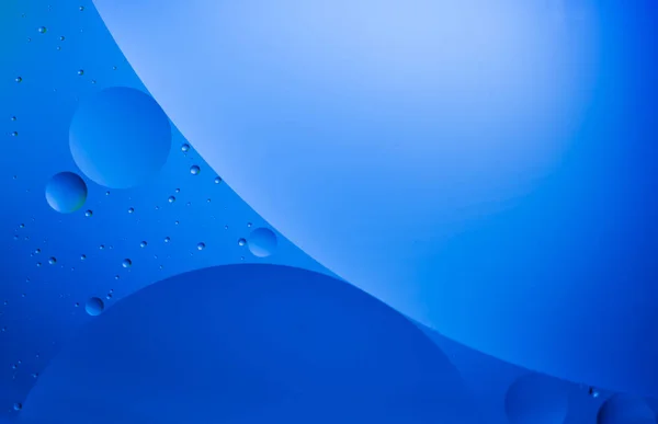 Fondo azul abstracto con burbujas. Aceite en el agua . — Foto de Stock