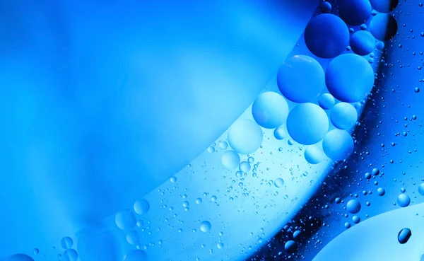 Абстрактный синий фон с пузырями. Масло на воде — стоковое фото