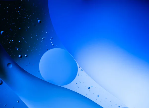 Абстрактный синий фон с пузырями. Масло на воде . — стоковое фото