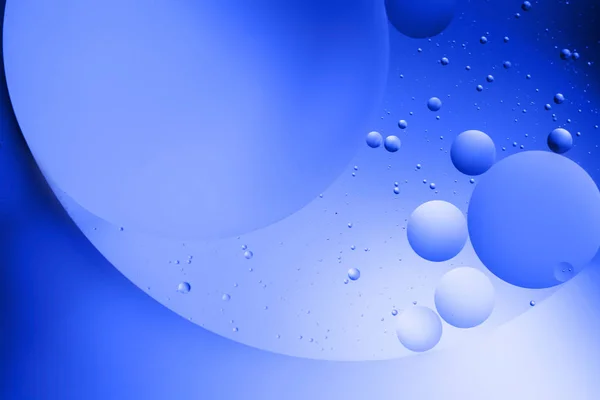 Astratto sfondo blu con bolle. Olio sull'acqua . — Foto Stock