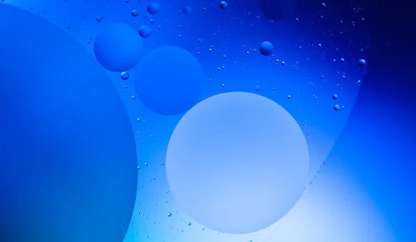 Abstract blue background with bubbles. Oil on the water. — 스톡 사진