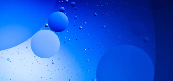 Fondo azul abstracto con burbujas. Aceite en el agua . — Foto de Stock