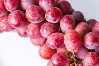 Kırmızı üzümlü üzümler beyaz bir yakın plan çekimde
