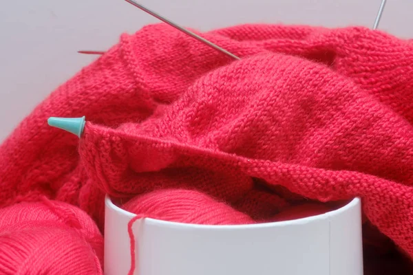 Breien van een warme trui en wollen garen — Stockfoto
