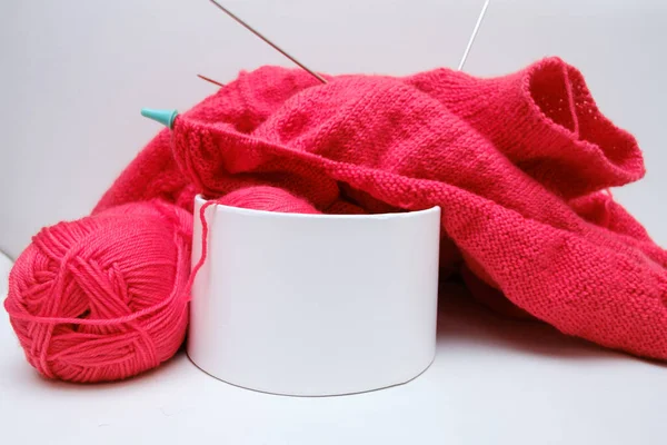 织一件暖和的毛衣和毛线 — 图库照片