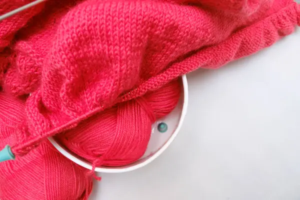 Breien van een warme trui en wollen garen — Stockfoto