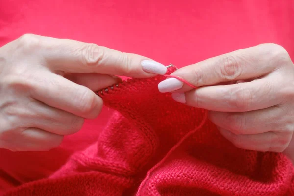 Tricotar um suéter quente e fios de lã — Fotografia de Stock
