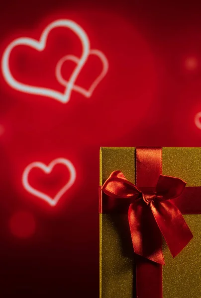Box s dárkem a na červeném pozadí se srdcem — Stock fotografie