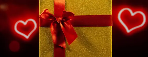 プレゼントの入った箱と心のある赤い背景の箱 — ストック写真