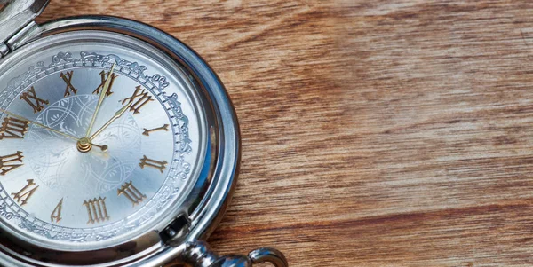 Relógio de bolso de prata em uma mesa de madeira — Fotografia de Stock