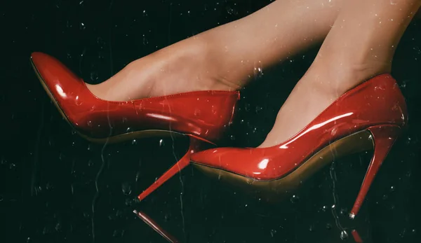 Güzel Kırmızı Topuklu Ayakkabılı Kadın Ayakları Siyah Bir Sırtüstü — Stok fotoğraf