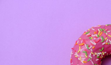 Mor arka planda güzel tatlı donut jölesi