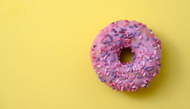 Güzel tatlı donut jöleli sarı bir sırtüstü