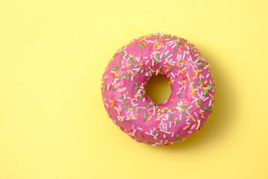 Güzel tatlı donut jöleli sarı bir sırtüstü